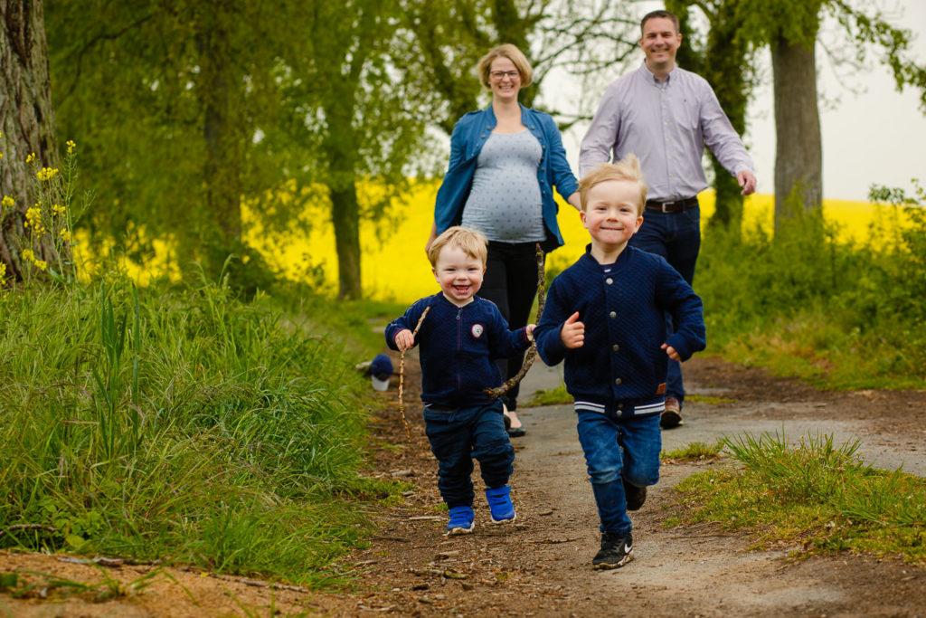 babybauch shooting im rapsfeld