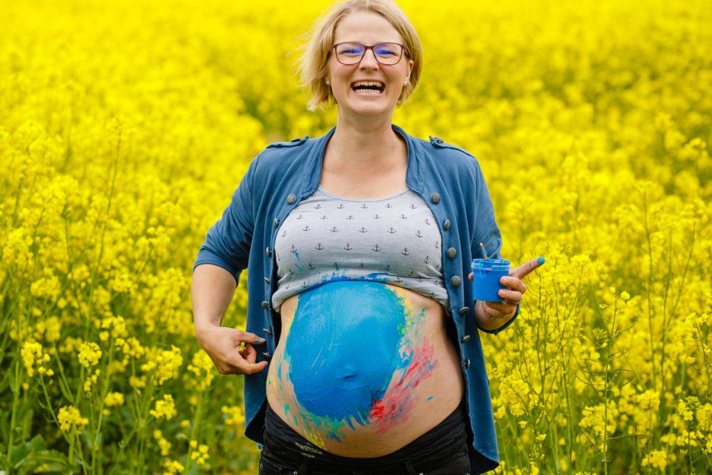 babybauch shooting im rapsfeld